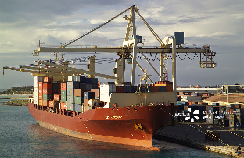阿鲁巴奥兰estad的集装箱船正在装载货物（加勒比海）图片素材