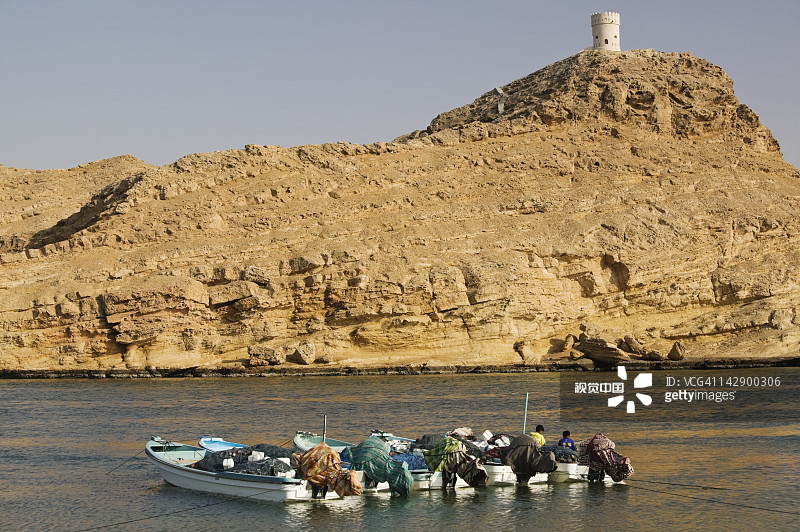阿曼沙奇亚地区苏尔：阿亚杰堡垒塔楼与苏尔湾图片素材