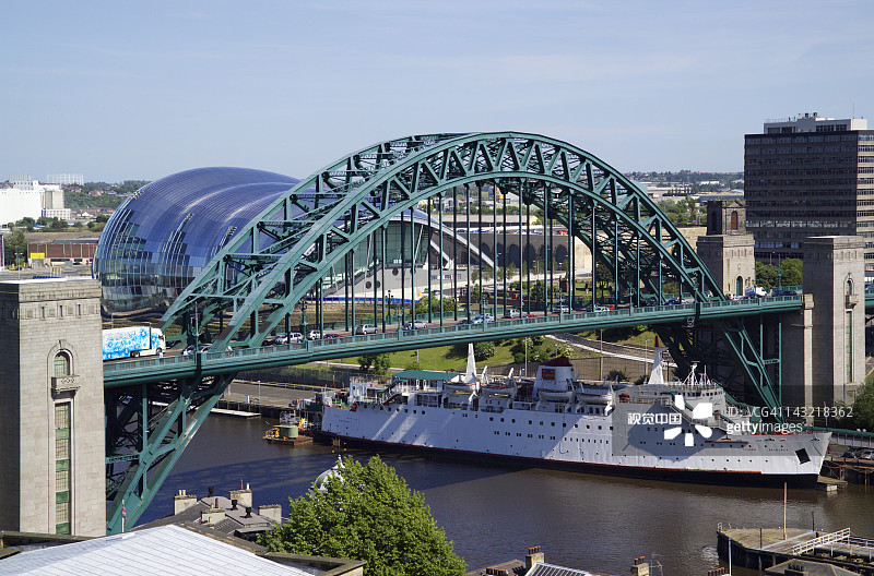 泰恩河畔纽卡斯尔的泰恩桥和圣人音乐厅，英格兰图片素材