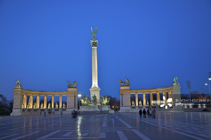 纪念广场上的人们图片素材