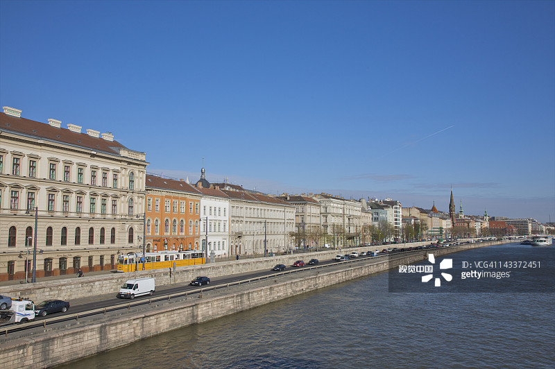 沿河的街道、有轨电车和汽车图片素材