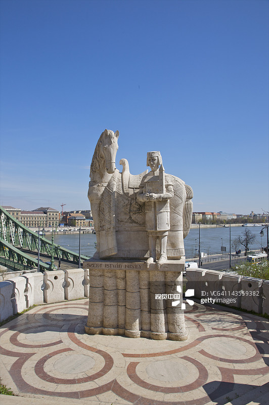 蓝天下的男人和马的石像图片素材