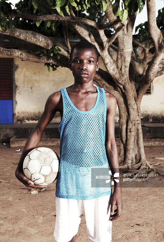 年轻的非洲足球运动员肖像图片素材