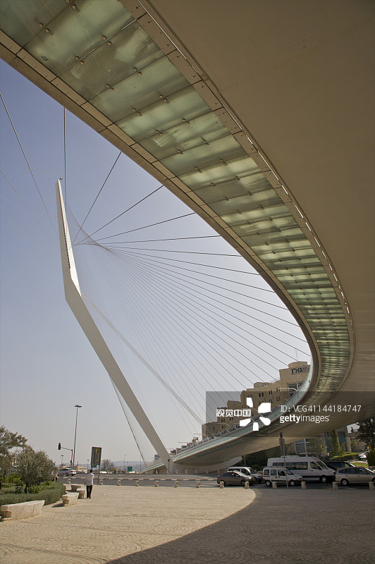 悬索桥底部，带缆索图片素材