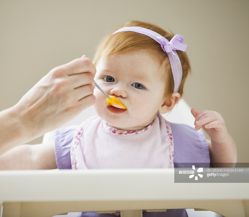 白人母亲喂女婴图片素材