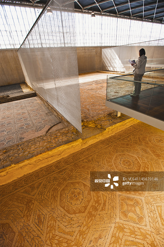 罗马别墅里的女人图片素材