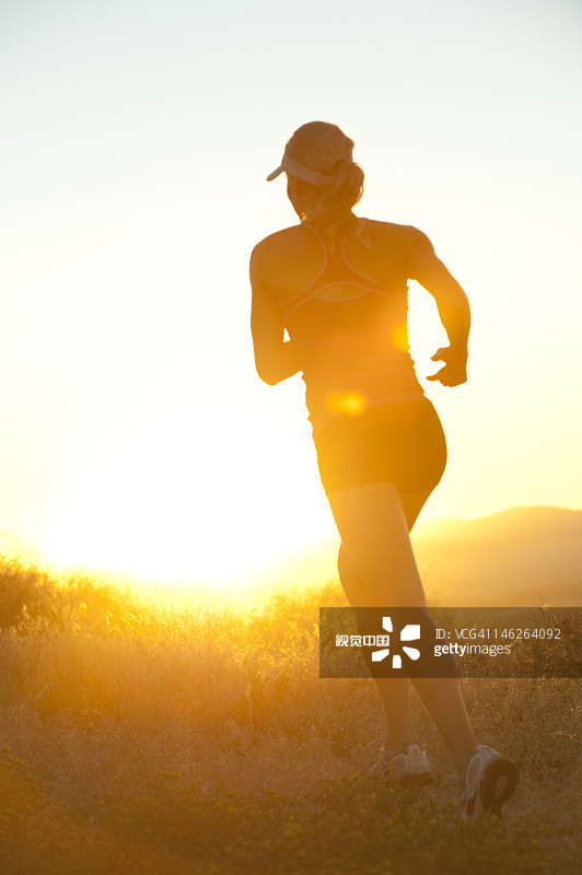 日落时奔跑的白人女性图片素材