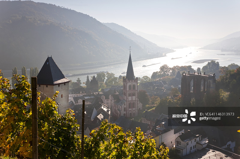 德国巴哈拉赫的彼得教堂和莱茵河图片素材