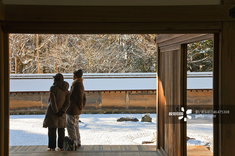 日本京都龙安寺禅宗花园的雪景图片素材