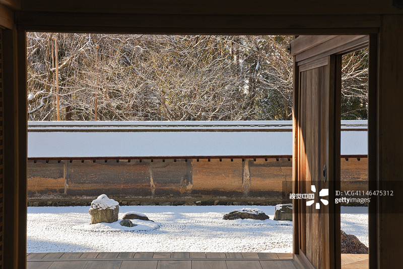 京都龙安寺禅宗花园的雪景，日本图片素材