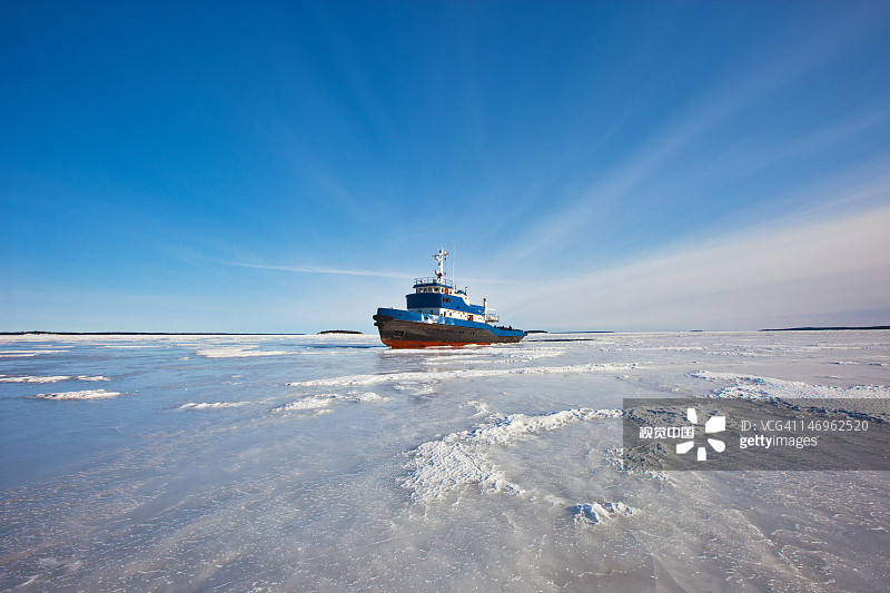 冰封海面上的船只图片素材