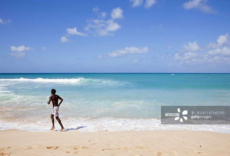 在巴巴多斯圣詹姆斯海滩慢跑图片素材