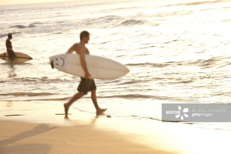 巴巴多斯圣詹姆斯海滩上的冲浪者图片素材