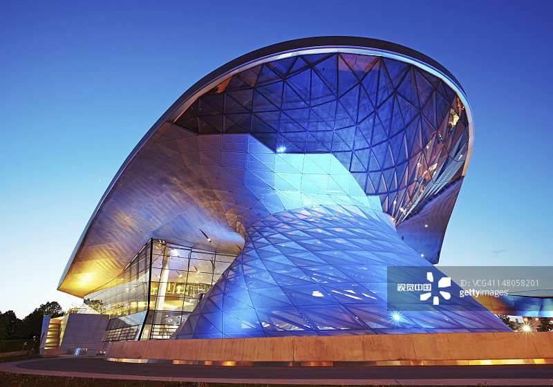 黄昏时分的宝马世界图片素材