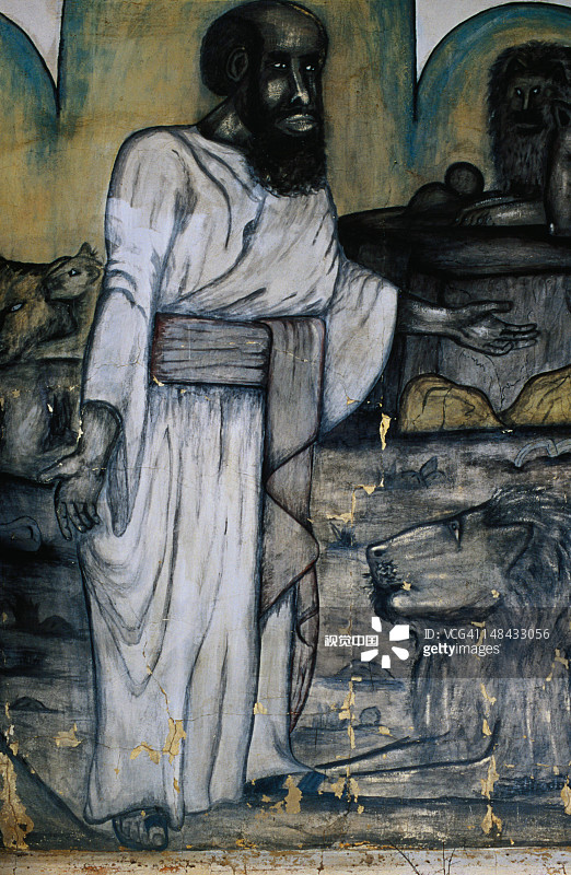 居勒尼传教团的非洲风格宗教圣经描述，该传教团建于1939年，以古利奈的西门命名，他被迫在耶稣被钉十字架时背负十字架（路加福音23:26），布拉瓦约图片素材