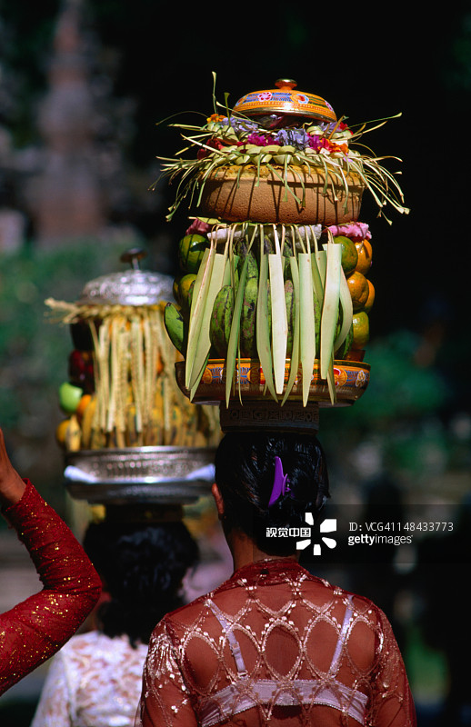 女人们在乌布的寺庙里供奉祭品图片素材