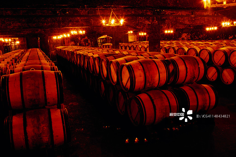 波尔多地区Chateau Mouton Rothschild酒窖中的桶图片素材