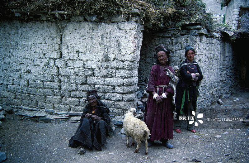 拉马约鲁村的妇女站在房子前图片素材