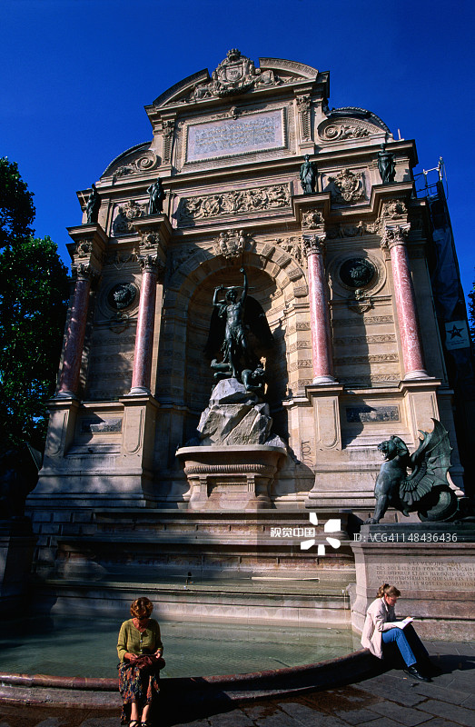 巴黎拉丁区圣米歇尔广场的喷泉图片素材