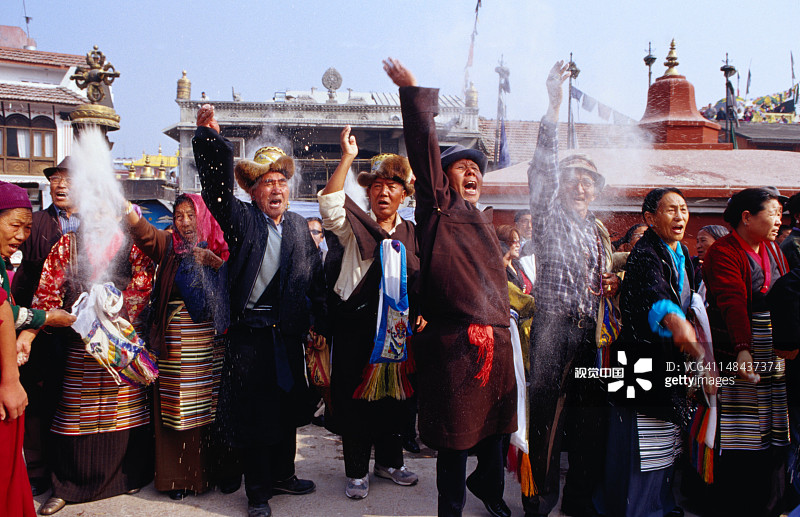 藏族群众在博德纳大佛塔的藏历新年庆祝活动中抛洒糌粑图片素材