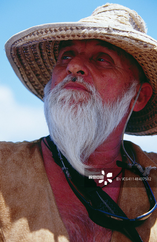 在圣巴茨岛附近加勒比海上游艇上的男子肖像图片素材