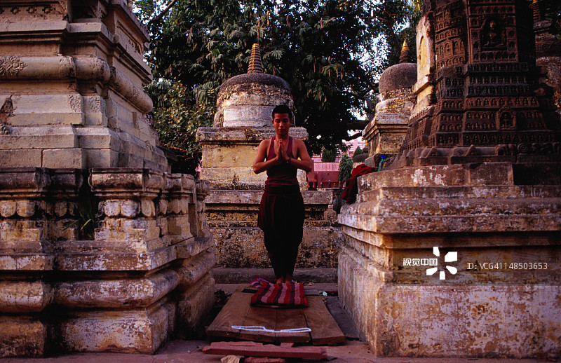 在大菩提寺磕长头的藏族僧侣图片素材