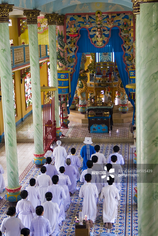 人们在湄公河三角洲的高台教寺庙祈祷图片素材