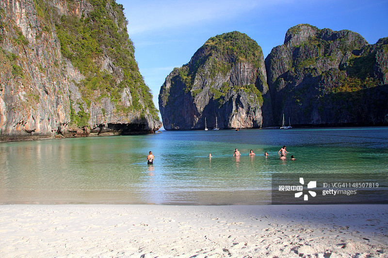 在皮皮岛玛雅湾海滩游泳的人们图片素材