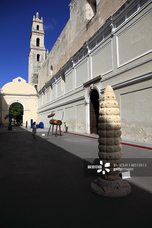 梅里达大教堂外的玉米雕塑图片素材