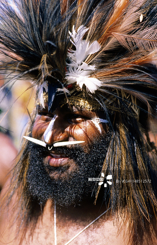 身着礼服的土著男人图片素材