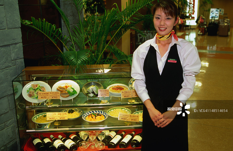 女服务员在札幌机场餐厅迎接顾客图片素材