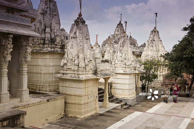 女人们穿行于Shatrunjaya寺庙群图片素材