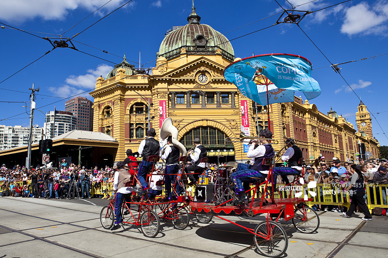 在蒙巴节游行花车上的铜管乐队经过弗林德斯街车站图片素材