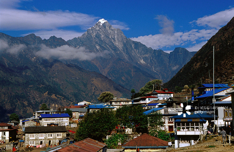 背景是孔迪里的卢克拉村图片素材