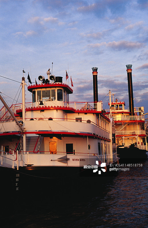 俄亥俄河科温顿登陆点的河船图片素材