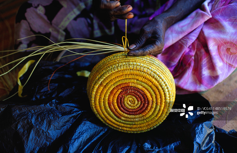 用干燥和染色露兜树叶编织的篮子，库杰克宾杰社区，西阿纳姆兰图片素材