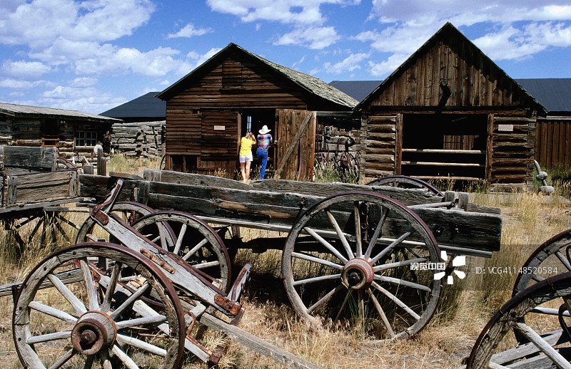 历史城镇建筑和马车图片素材