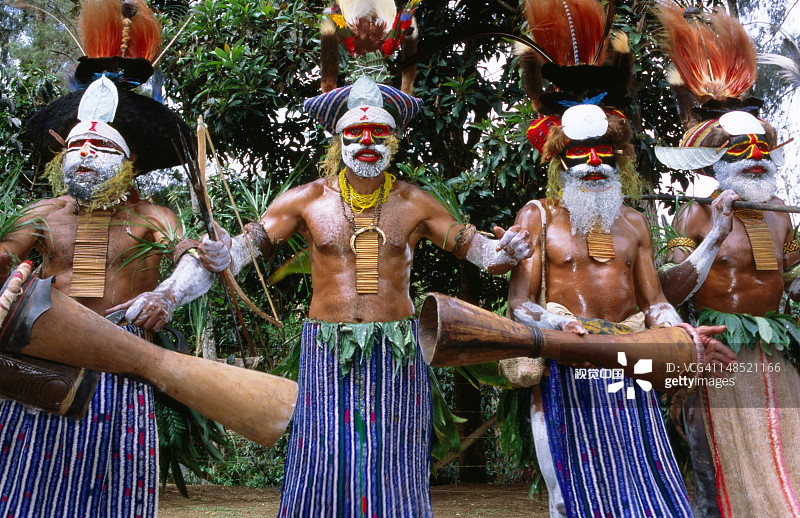 哈根山文化展上穿着传统服装的科莫卡部落的四名男子图片素材