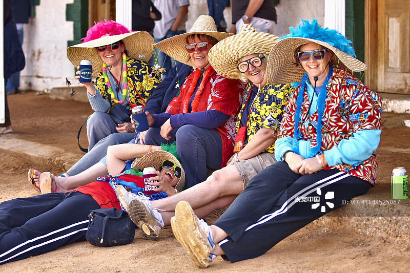 在伯兹维尔酒店外盛装打扮的女士们图片素材