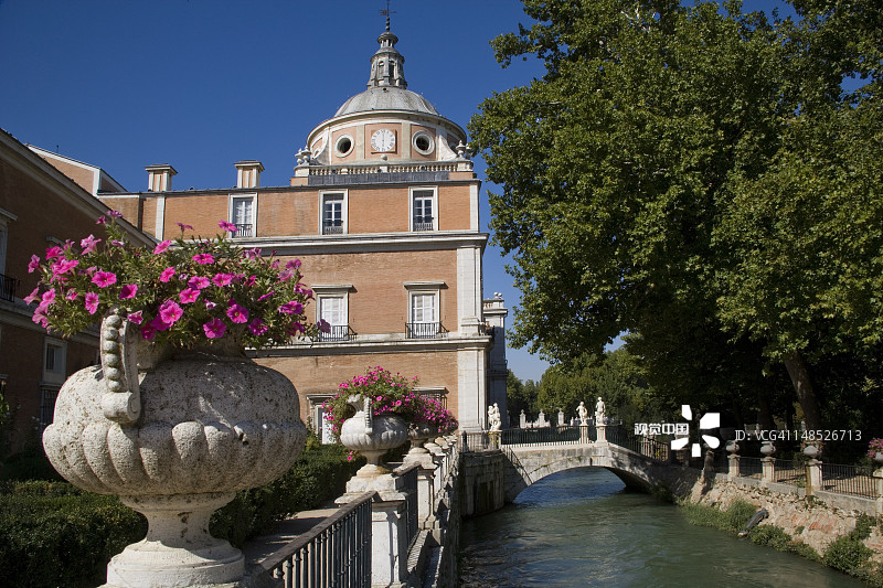 通往阿兰胡埃斯皇家宫殿塔霍河岛屿花园的桥梁图片素材