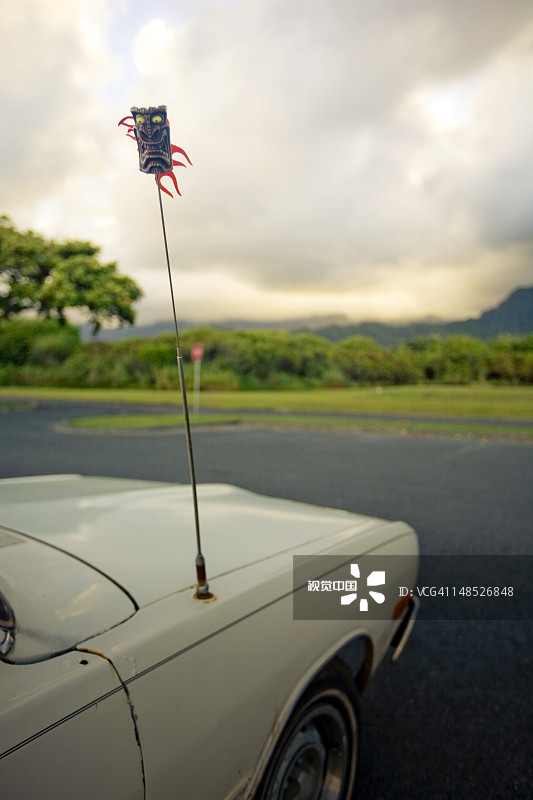 固定在汽车天线上的提基面具图片素材