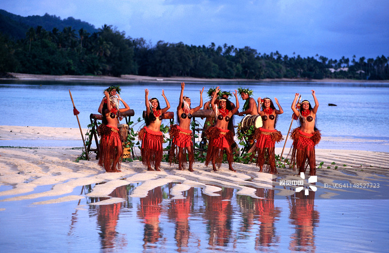 波利尼西亚舞者在沙洲上的奥拉玛舞蹈团图片素材
