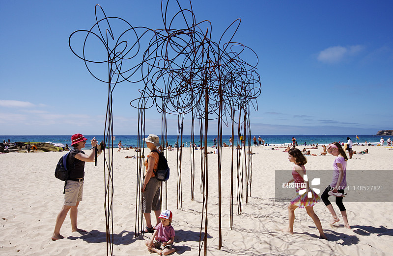 塔玛拉玛海滩的雕塑展览图片素材