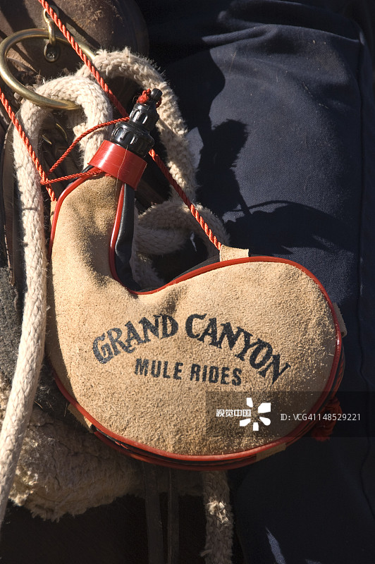 骡子背上的布达包：位于明亮天使小径图片素材