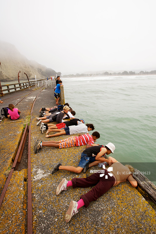 儿童在码头观看海浪图片素材