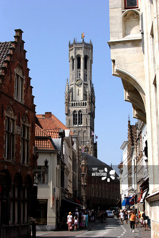 老城街道上的贝尔福塔图片素材