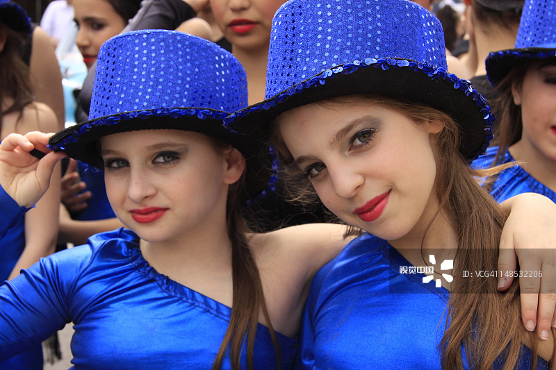 两女孩参加佛罗伦萨社区的普珥节游行图片素材