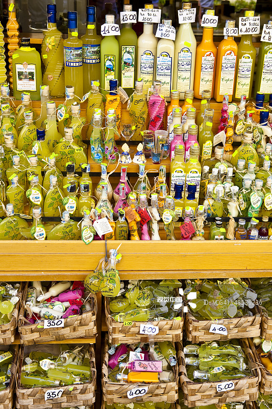 卡普里岛阿马尔菲海岸商店外展示的柠檬酒图片素材