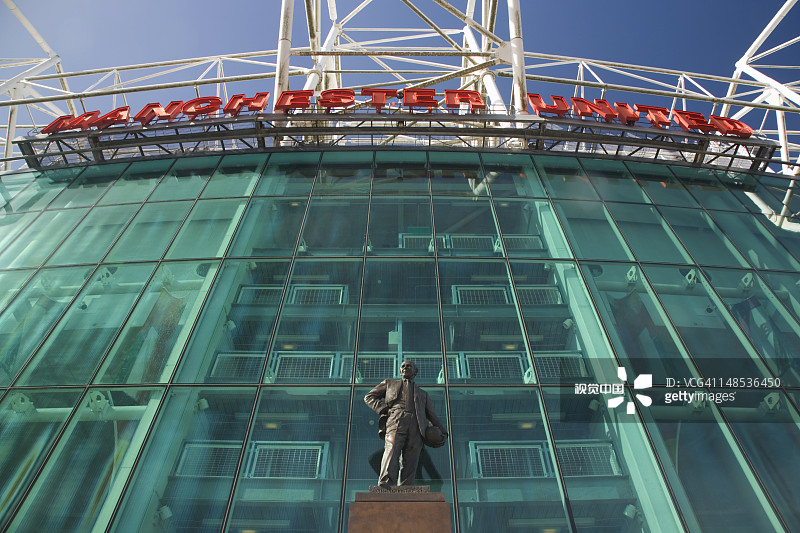 曼联足球场东立面和马特·巴斯比爵士雕像，老特拉福德图片素材