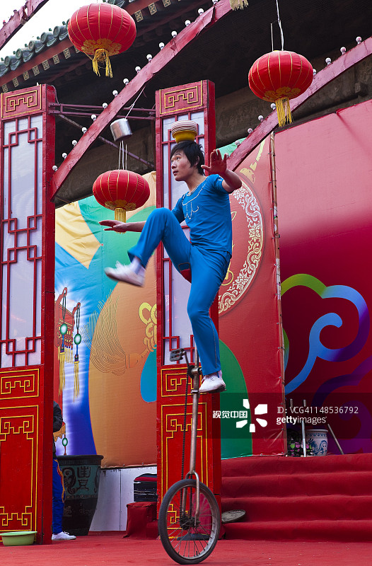 春节东岳庙会杂技表演图片素材